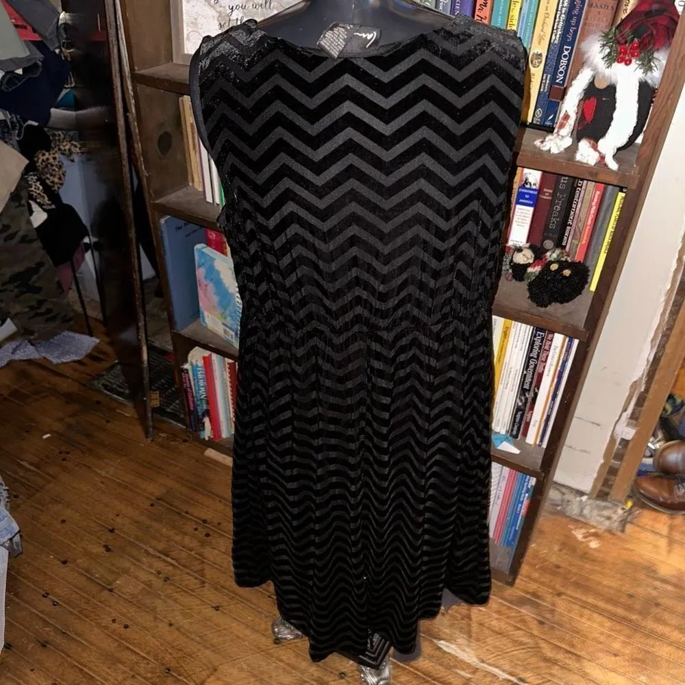 Lane Bryant black velvet chevron sleeveless 18/20 dress - Image 3