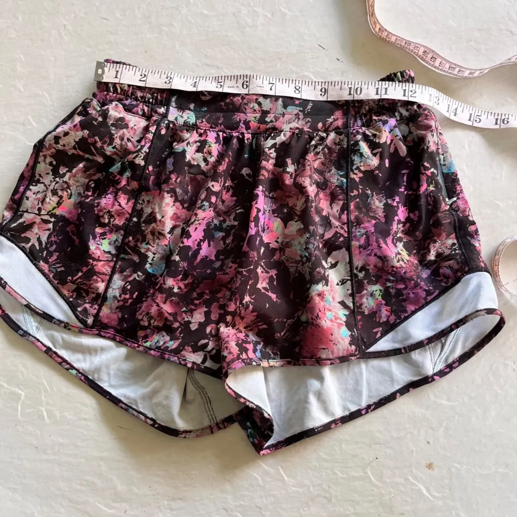 Lululemon Hotty Hot Low-Rise Lined Short 4" Stencil Blossom Red Multi Size 6 - Image 7