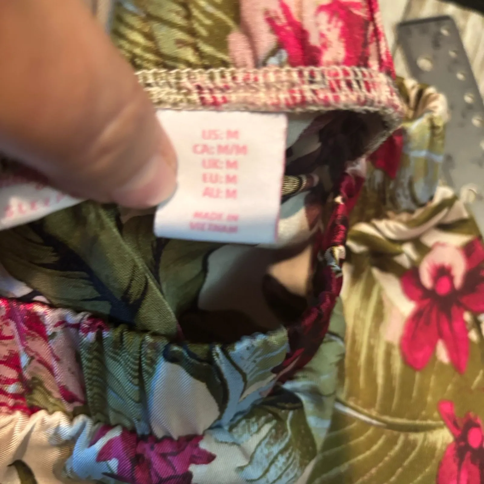 Tommy Bahama Sleepwear Women's Floral‎ Tropical Print Satin Pajama Pants Medium - Image 4