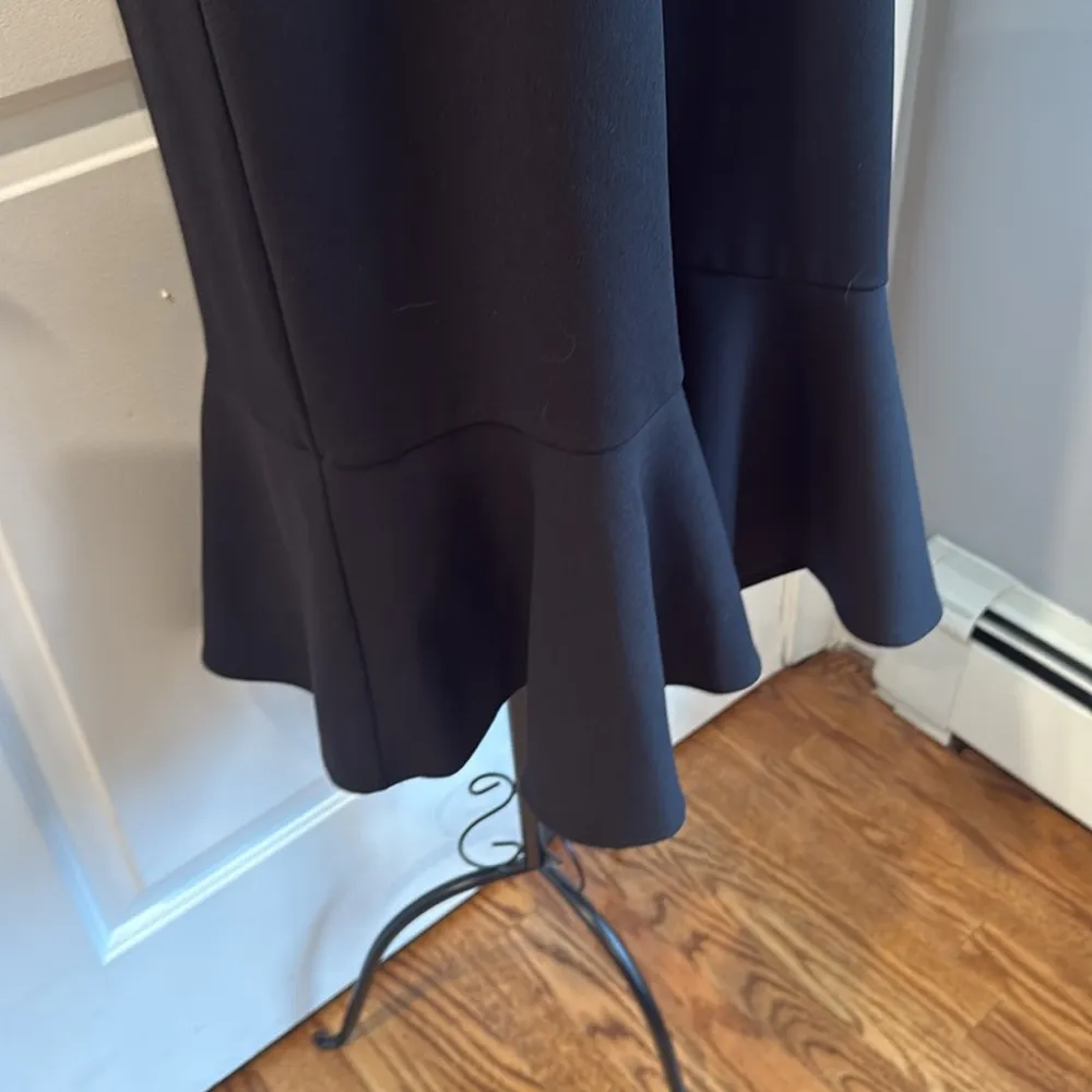 Shelby and Palmer, white and black short sleeve collared ruffled dress - Image 3