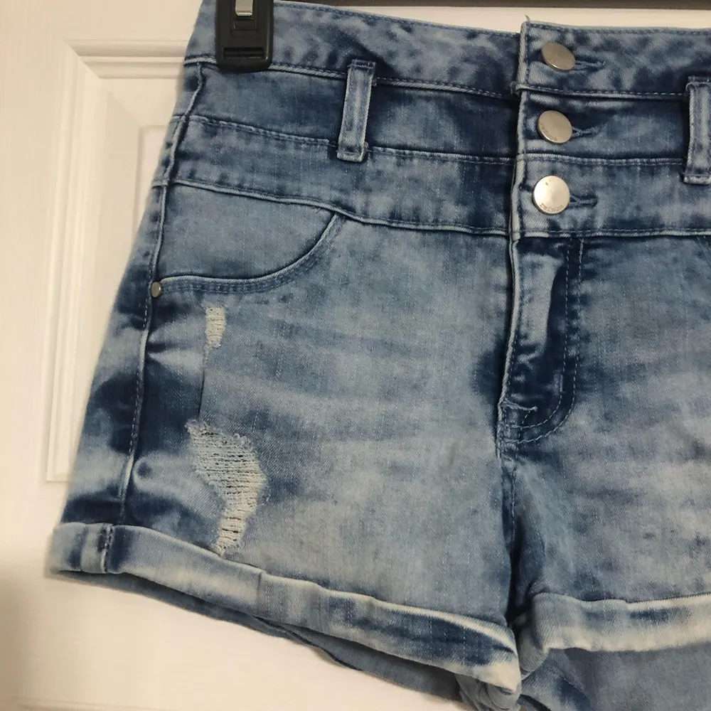 Refuge 3 button high rise shortie distressed women’s size 0 25cuffed jean shorts - Image 3