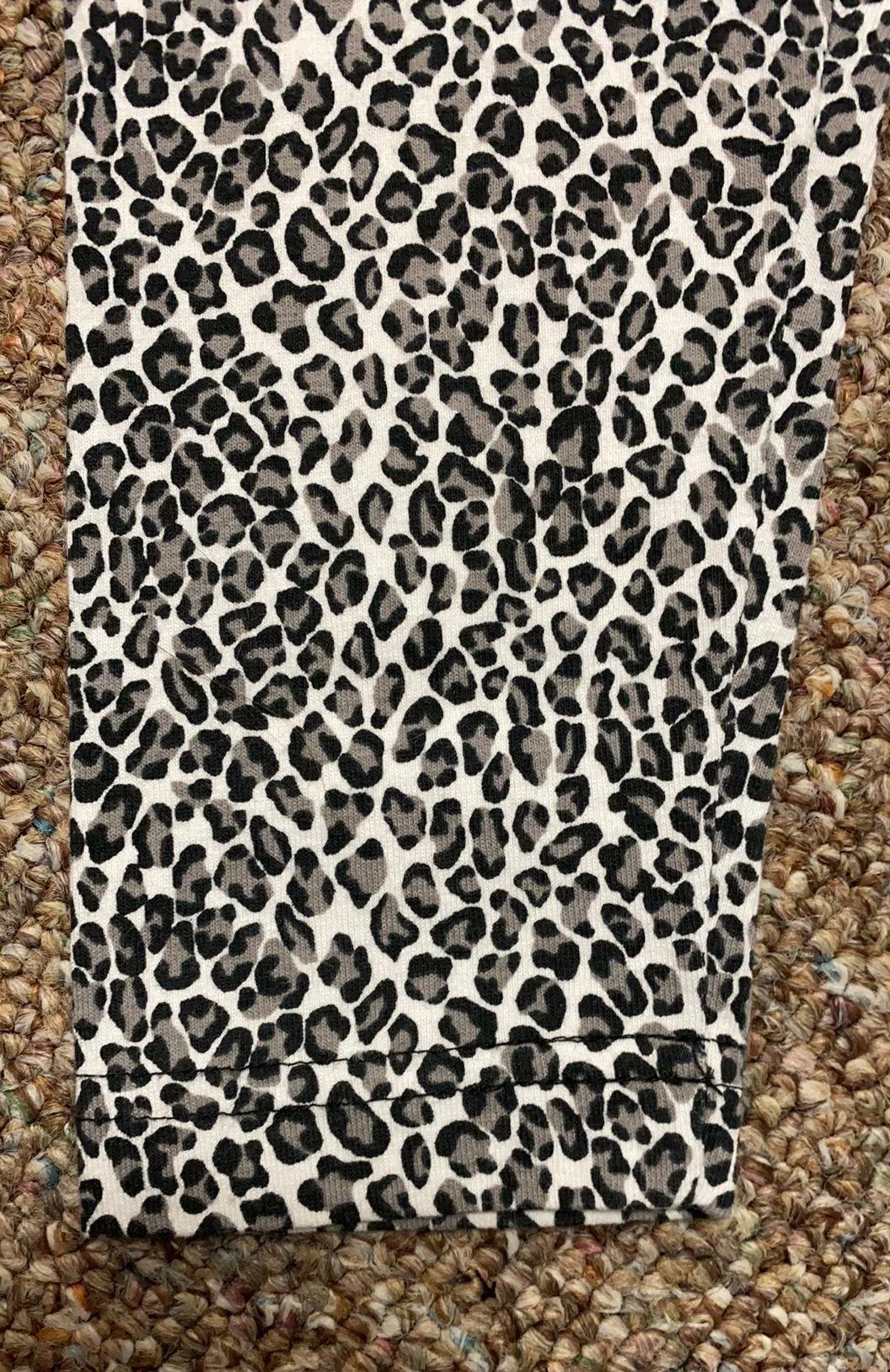 blk/ gray & off wht leopard leggings small. - Image 4