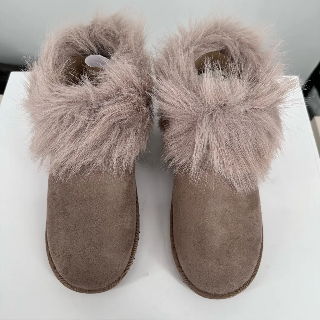 Very G Faux Fur Trim Frost Ankle Boots in Taupe Slip On size 8 New in Box - Image 5