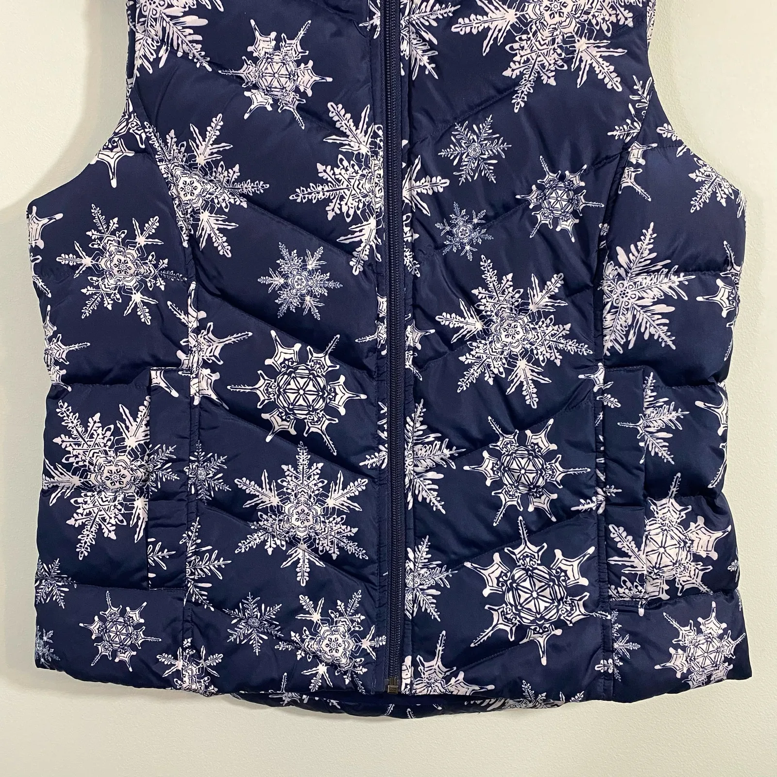 Lands' End Women's Navy Snowflakes Graphics Down Filled Vest Size S - Image 3
