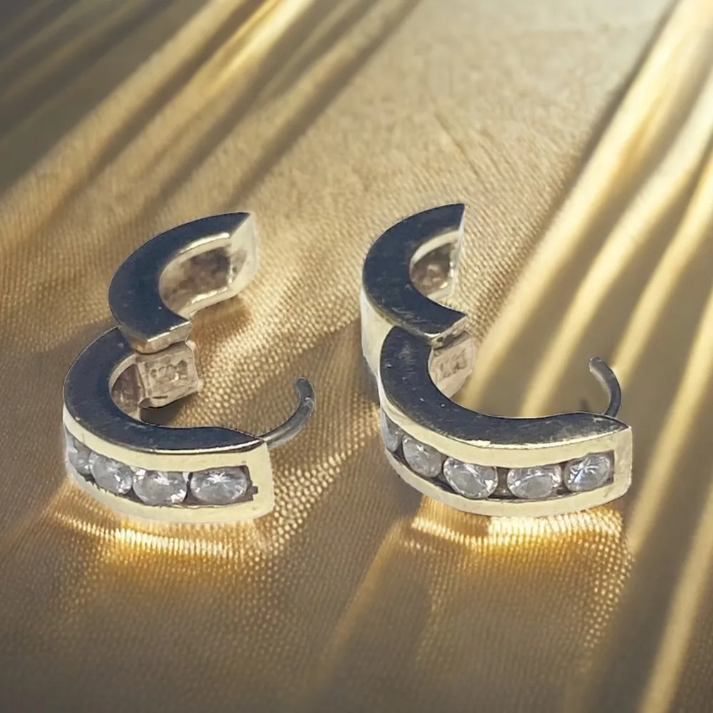 Vintage 90’s: 1 CT Diamond Huggies Earrings ☼ 12 Channel Set Round Stones ☼ 18K - Image 5