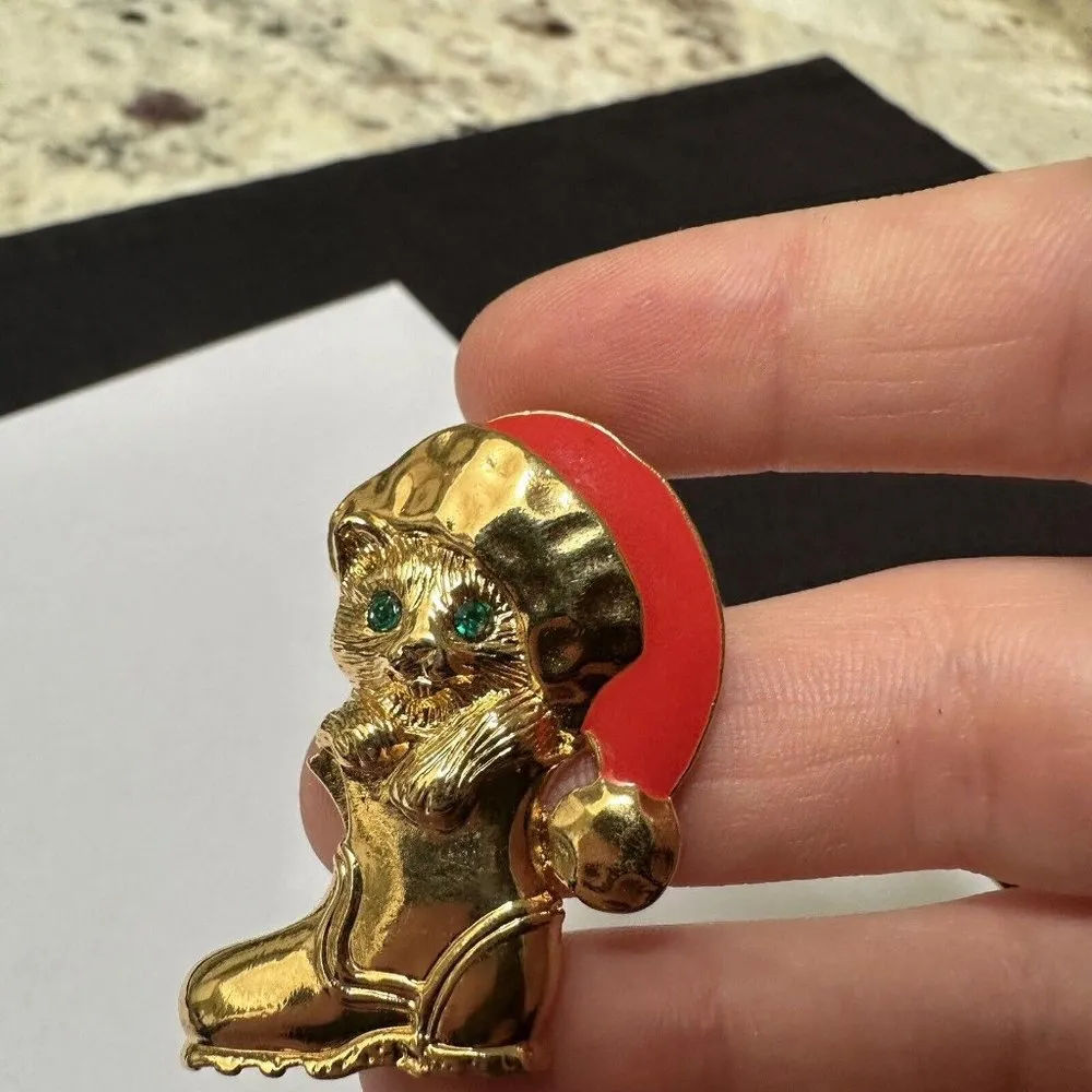 Avon Signed Cat In Boot With Red Santa Hat Holiday Brooch Pin Gold Tone - Image 6