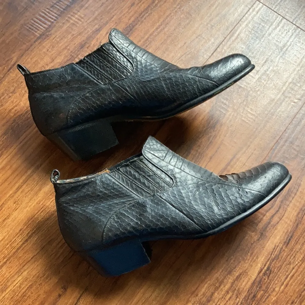 Giorgio Brutini black snake skin heeled ankle boots size 8 - Image 3