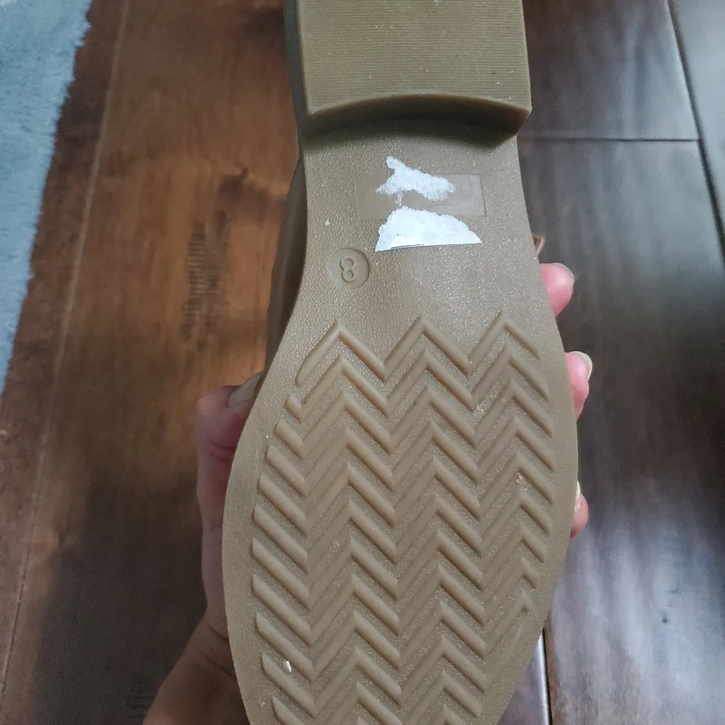 Tan color women's shoes size 8 by massini memory foam new never worn - Image 3