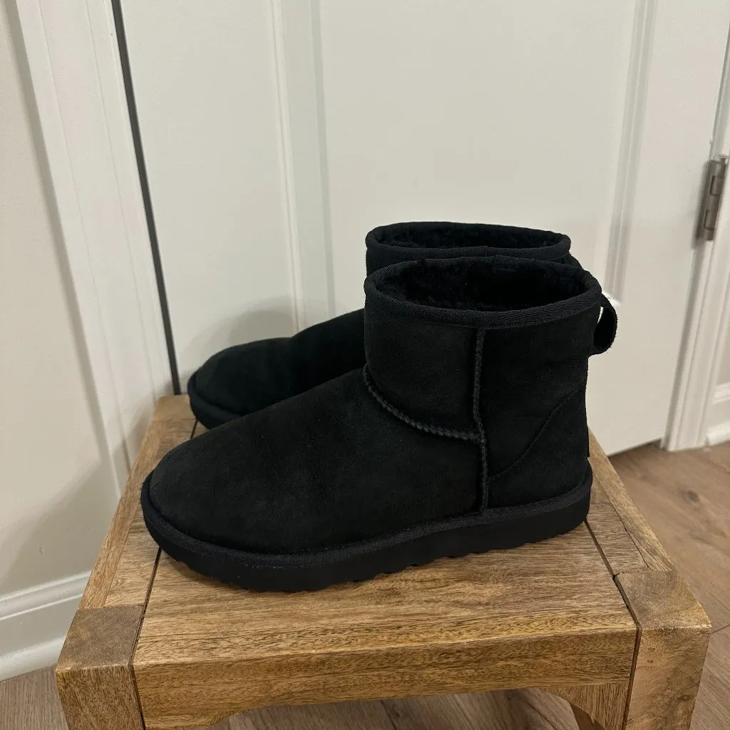 UGG Classic Mini II Genuine Shearling Lined Boot in Black Suede Size US 9 - Image 5