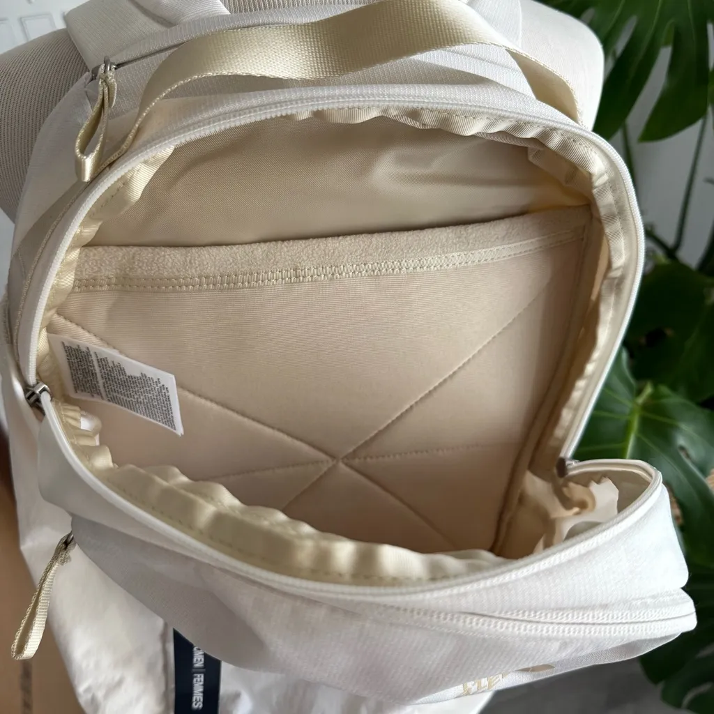 North Face Women's Isabella 3.0
Backpack in Gardenia White Dark
Heather/Gravel - Image 7