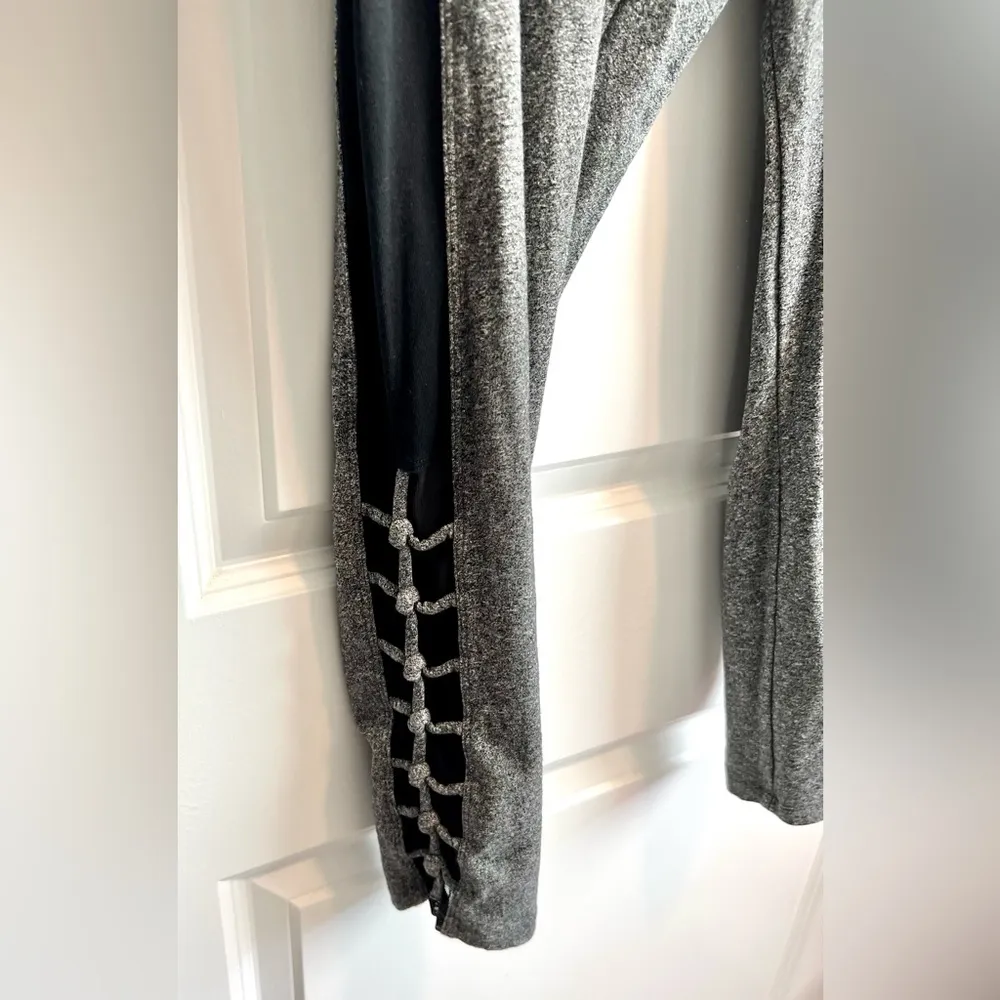 PINK Yoga Legging 3/4 ankle grey and black size Large - Image 11