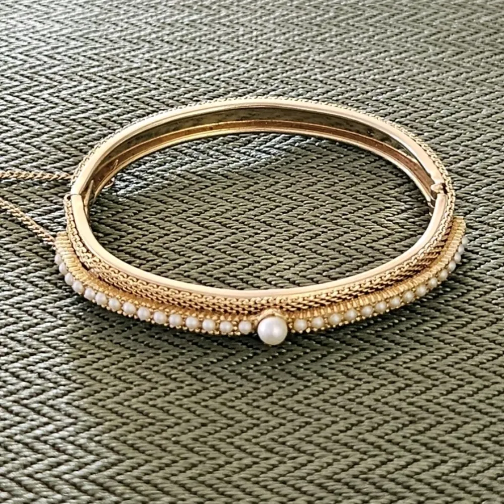 Super cute, unsigned Vintage Goldtone Bracelet w/ faux pearl accent. Gold - Image 2