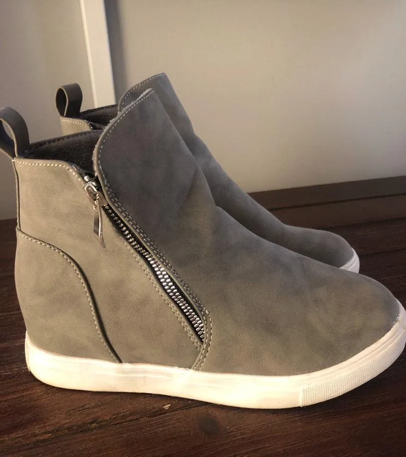 Sneaker Wedges Size 7.5 - Image 2