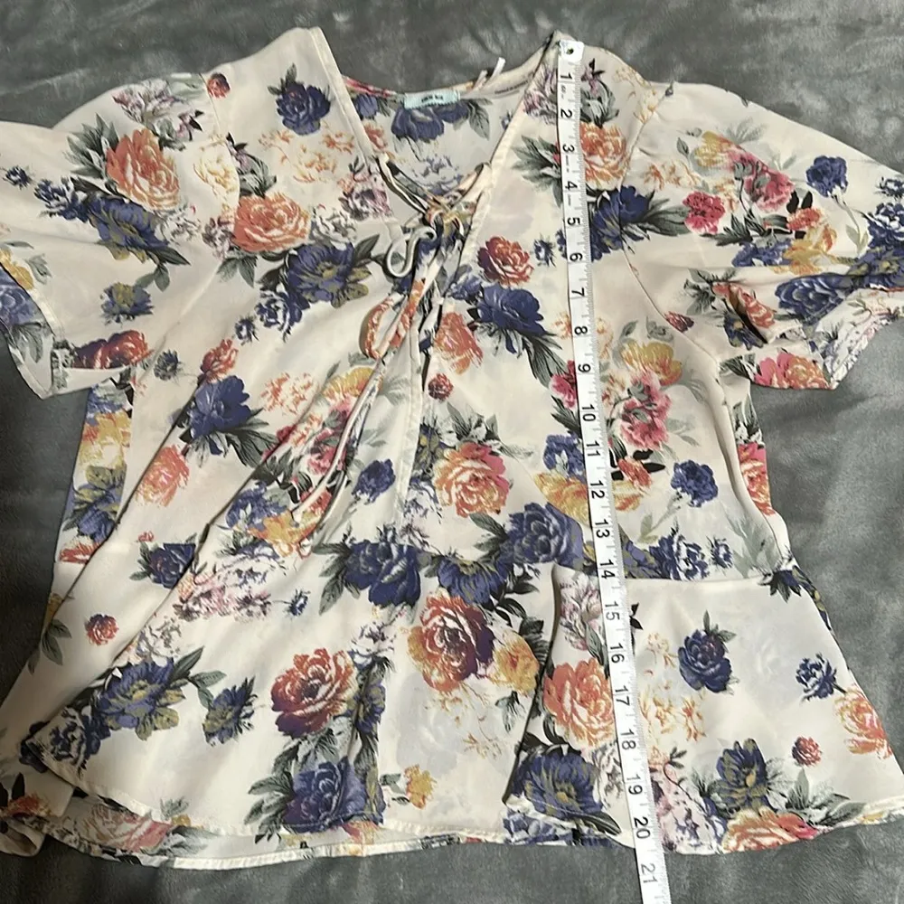 Kimchi Blue size medium floral blouse - Image 5