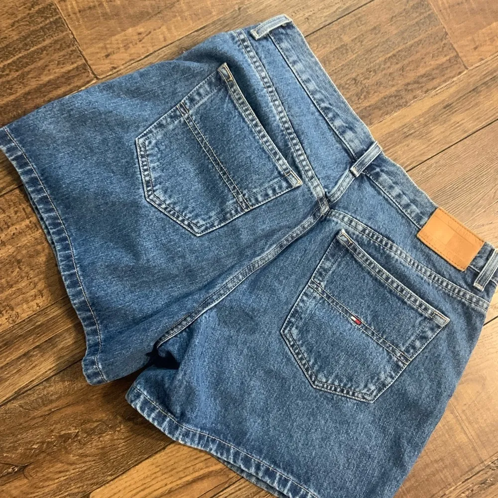 Vintage Y2K Tommy denim shorts 90s logo & flag detail size 10 - Image 7