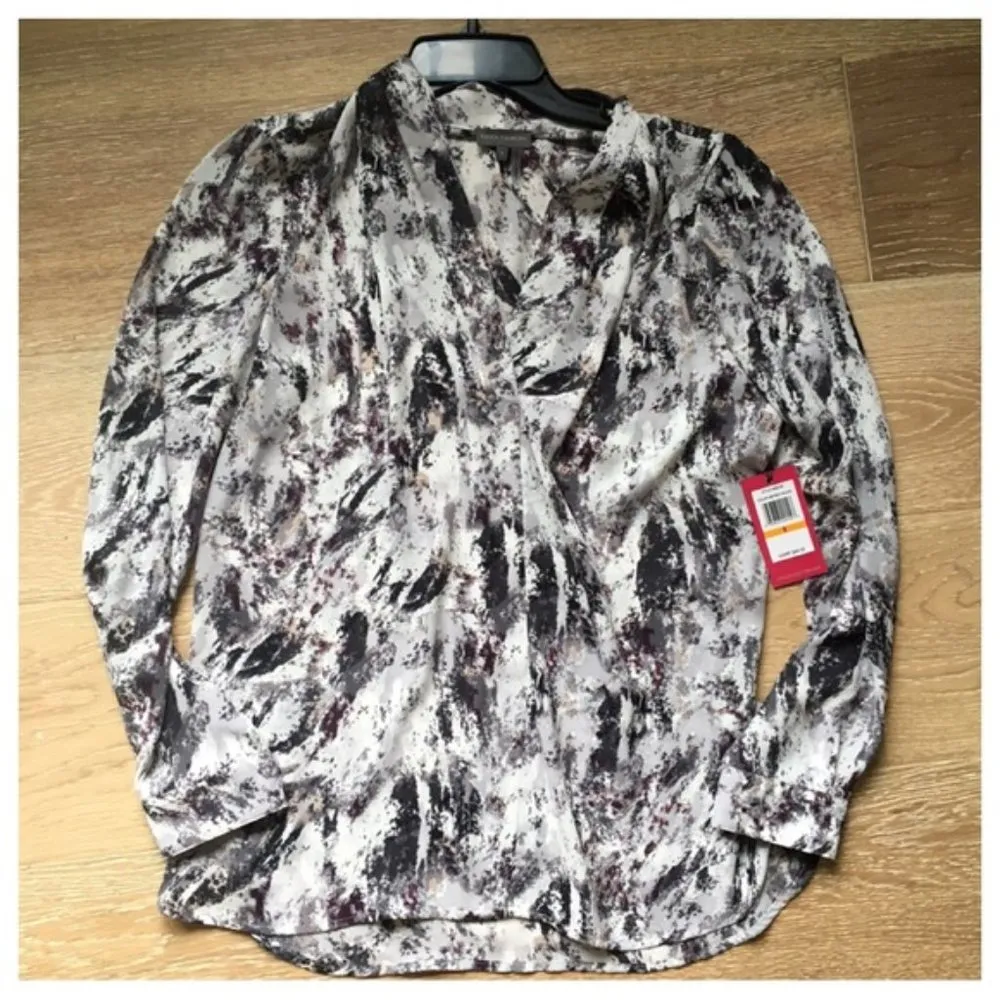 NWT Vince Camuto Printed V-Neck Long Sleeve Blouse S - Image 4