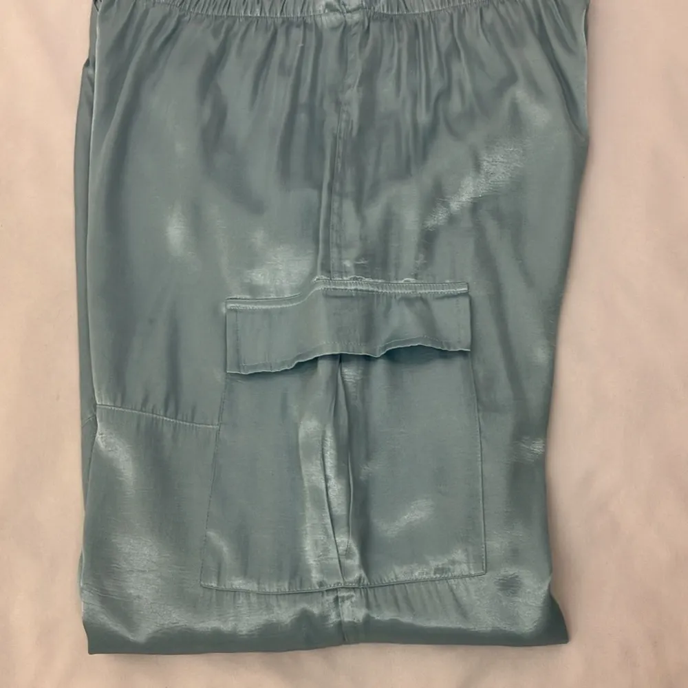 Victoria’s Secret Silky Blue Cargo Capri Pajama Pants women’s size medium - Image 7