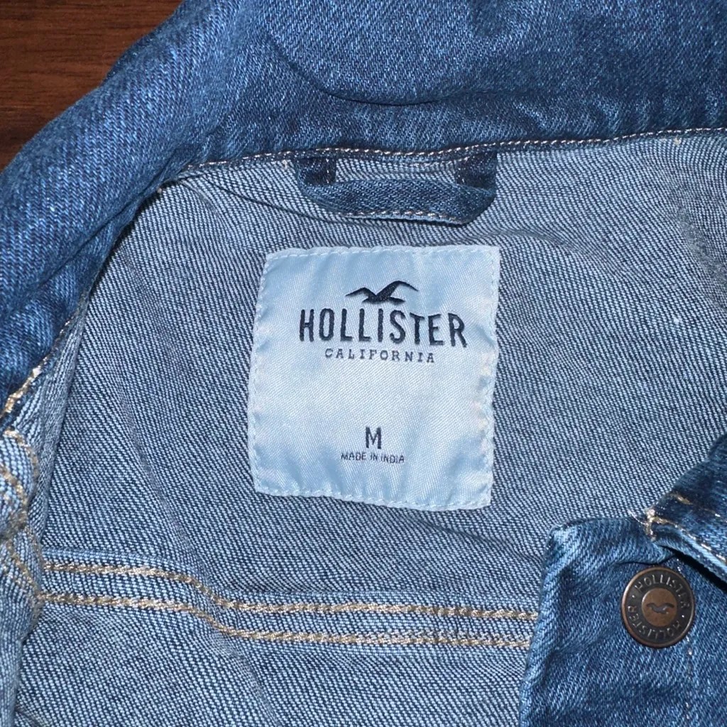 Hollister Dark Wash Crop Denim Jacket in Size Medium - Image 3