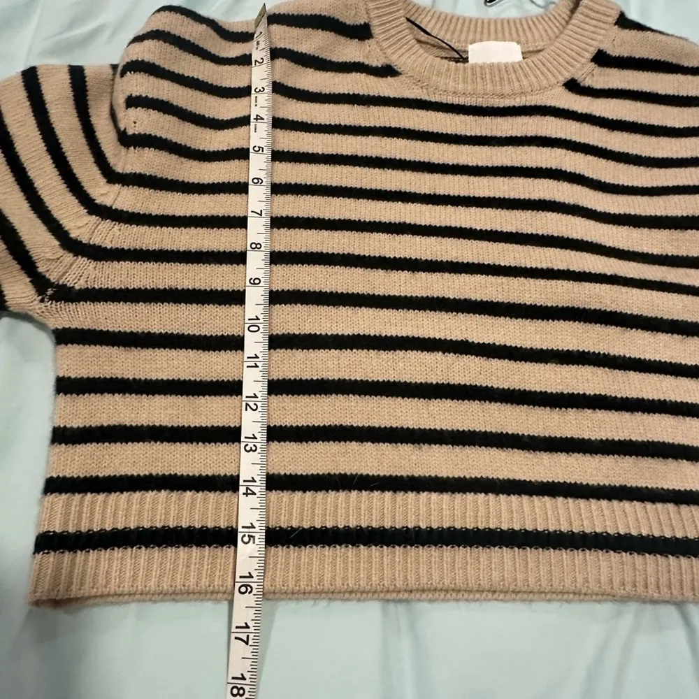 Women’s Small H&M Cream & Black Horizontal Striped Crop Top Crew Neck Sweater. - Image 4