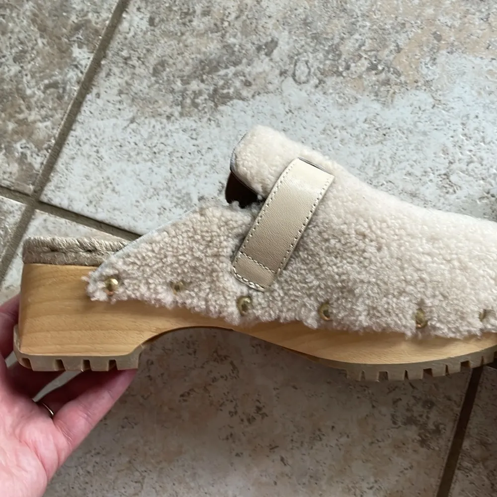 SEE BY CHLOE Viviane Shearling Clogs in Natural - Image 13