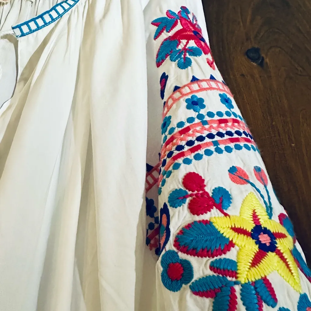 Solitaire Embroidered floral  Boho peasant Blouse Size Large - Image 5