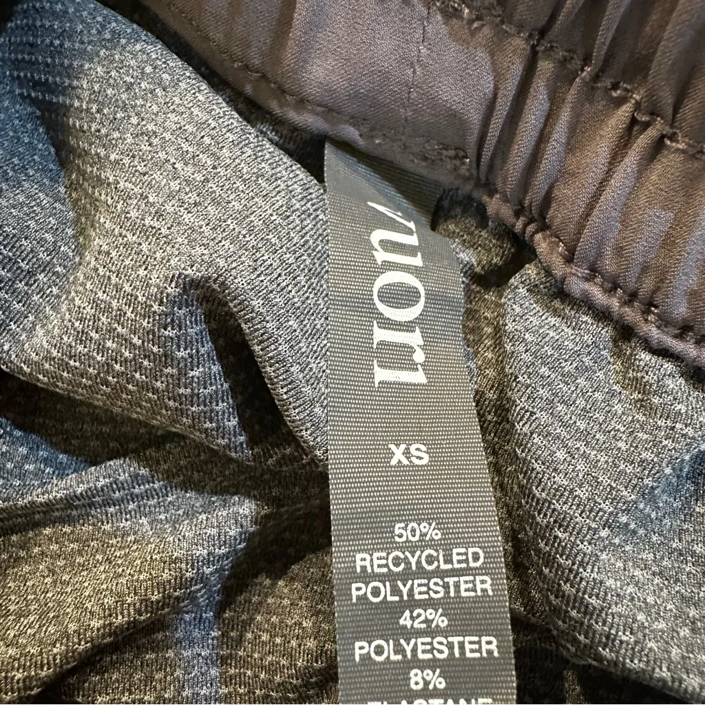 Vuori Women's Clementine Short 2.0 Mid Rise Activewear Running Size XS Gray - Image 9