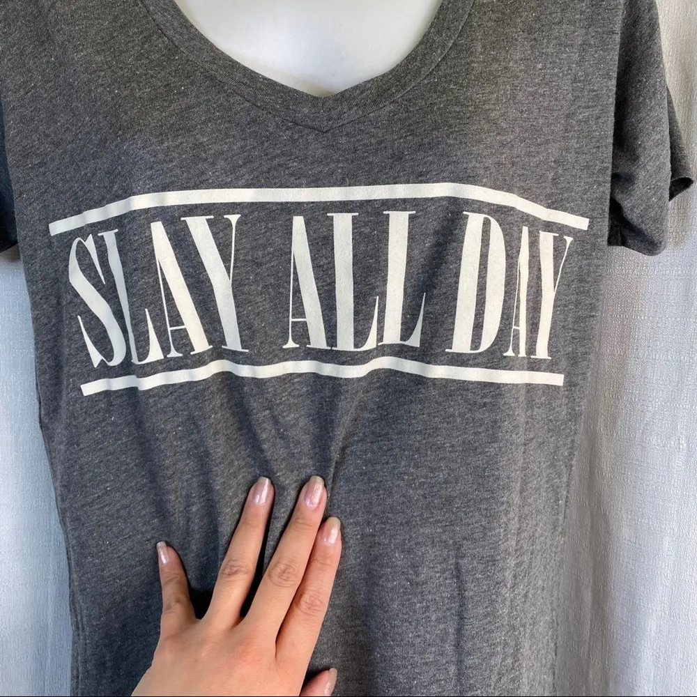 Kohl’s Slay All Day V-Neck Graphic T Gray & White size XL - Image 4