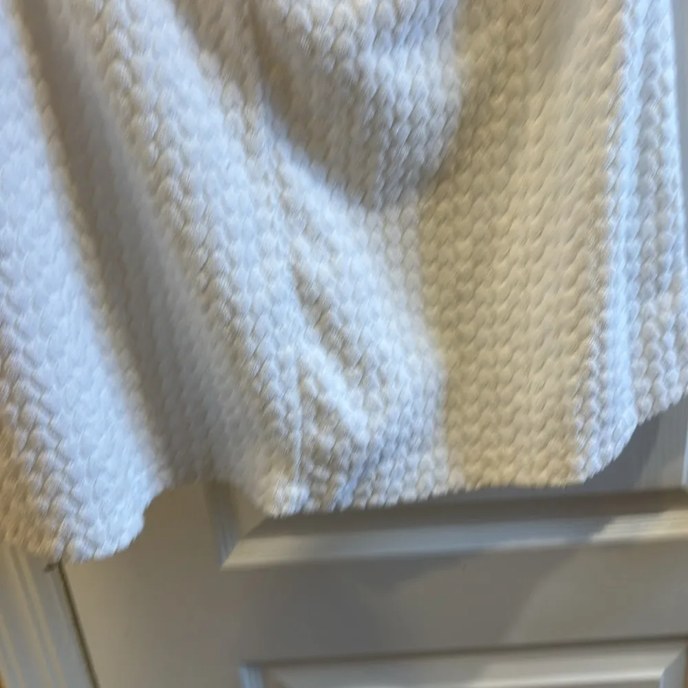 ELAN WHITE TERRY CLOTH DRESS WITH HEART DESIGN AND TOES AT NECK
SIZE SMALL - Image 7