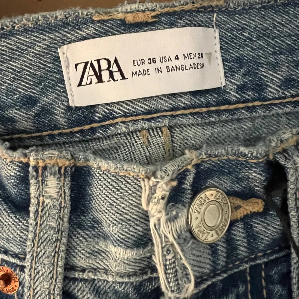 NWT ZARA Straight Fit Ripped Denim Jeans Size 4 - Image 3