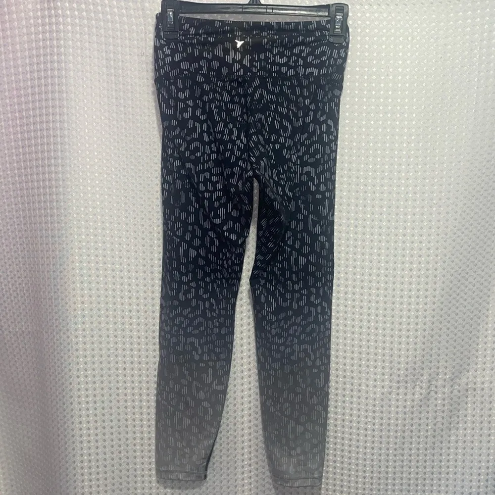 Old Navy High Rise Color-Block  7/8-Length Elevate Compression Leggings - Image 2