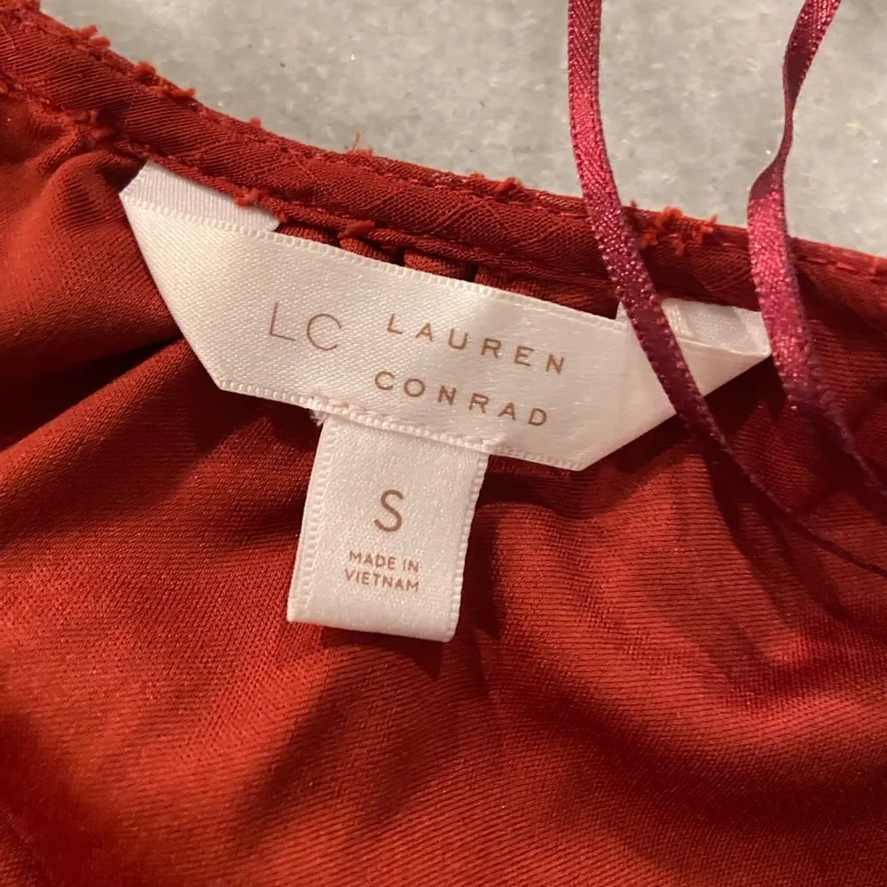 LC Lauren Conrad Size S Brick Red Lined Short Sleeve Textured Tie Back Blouse - Image 12