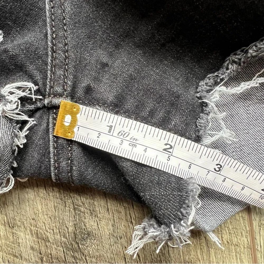 Levi’s Original High Rise Faded Black Cut Off Jean Shorts Size 32 Raw Hem Denim - Image 10