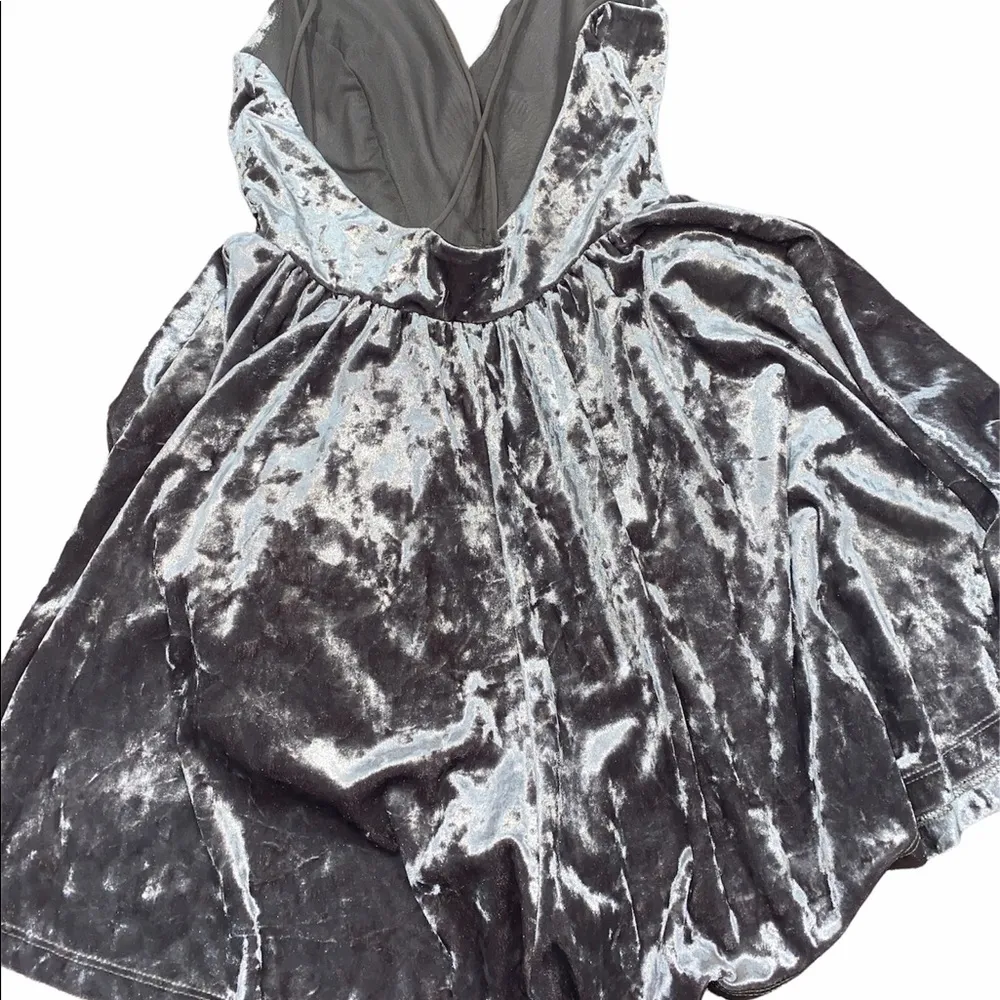 SILENCE + NOISE velvet romper size small - Image 6