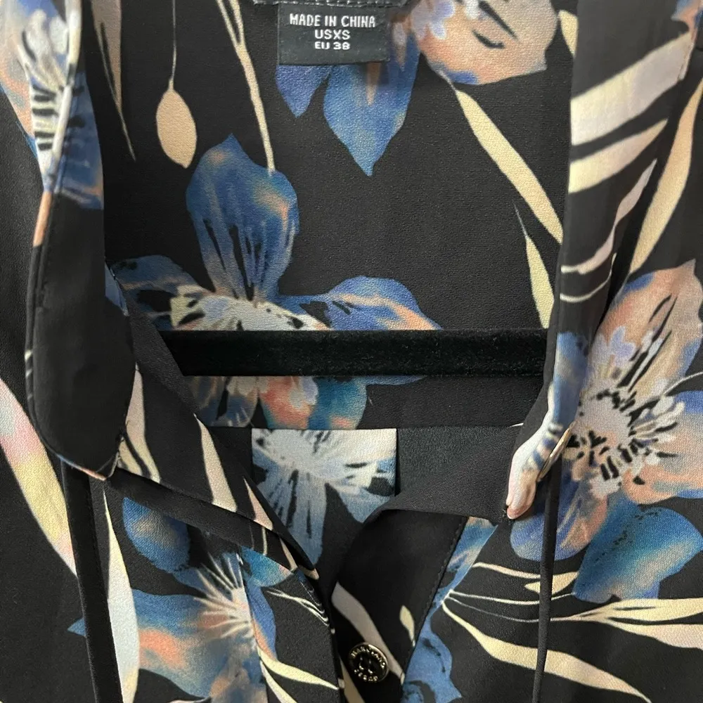 Guess Marciano Lunar Bloom floral Blouse - XS - NWT - Image 10