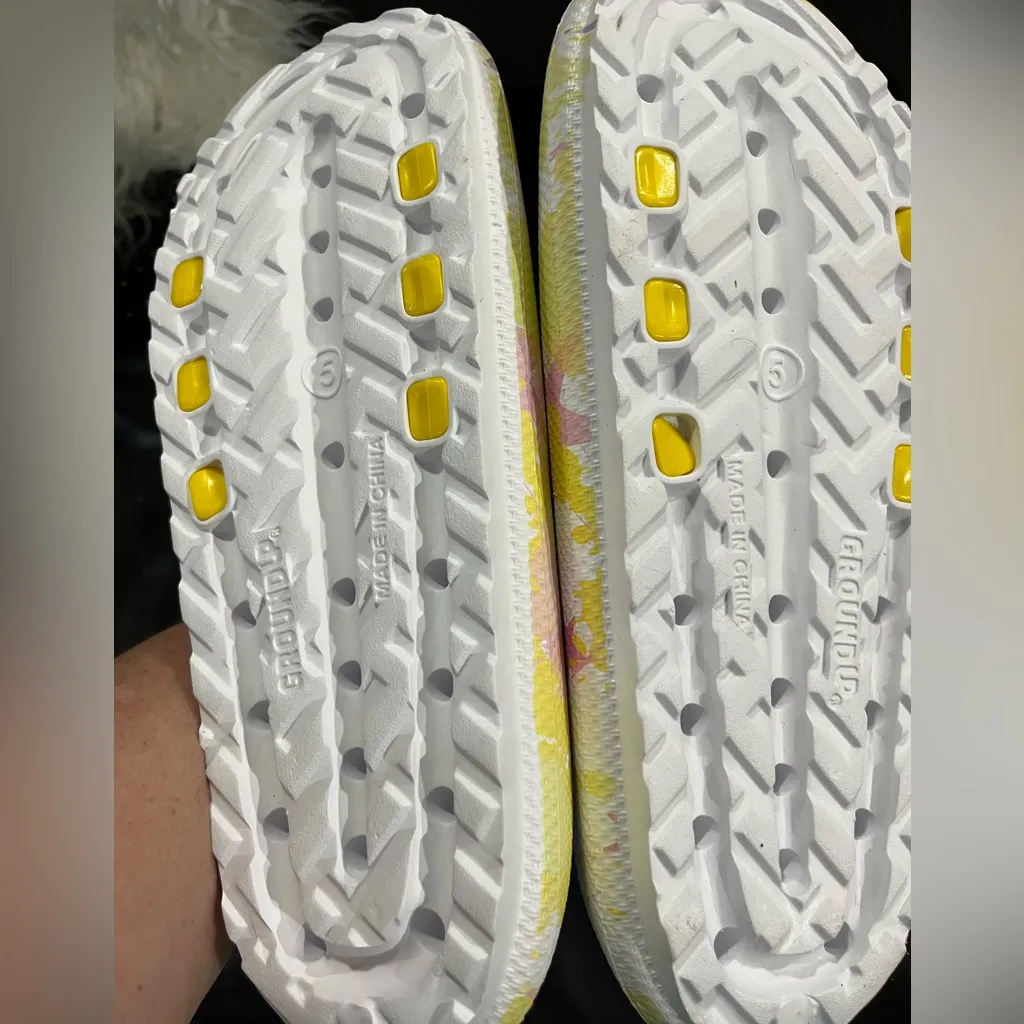 Pokemon pikachu Girls Slide Sandals size 5 - Image 2