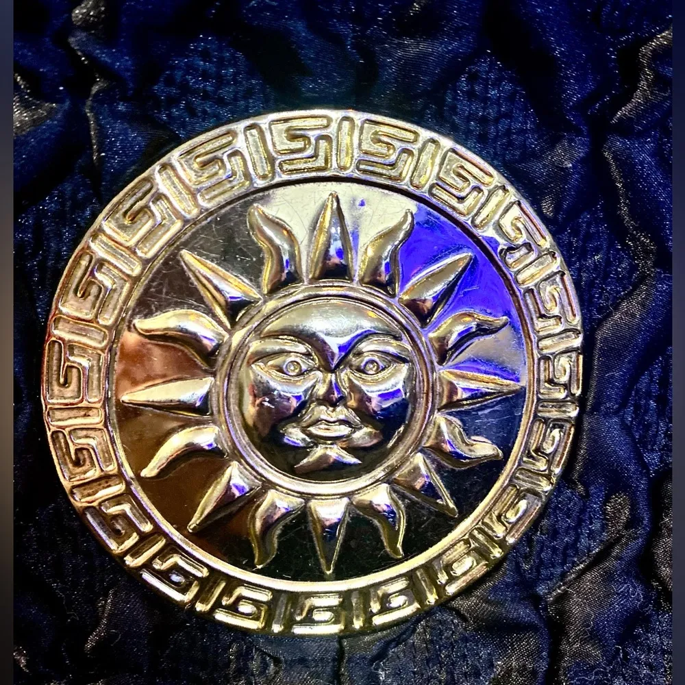 Black Over the Shoulder Purse w/ a 4” Gold Sun Disk Medallion & Zipper Closure - Image 4