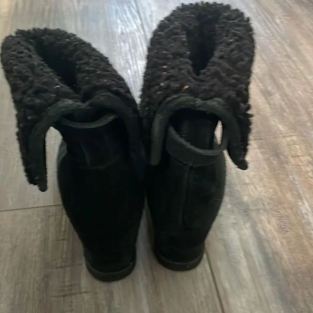 UGG Kyra hidden wedge black suede boots size 9.5 - Image 3