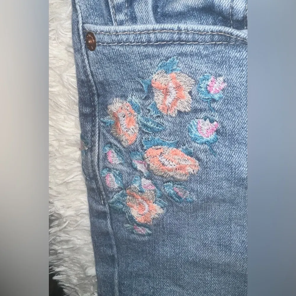 Lucky Brand embroidered denim shorts size 20 - Image 4