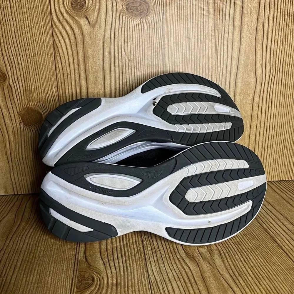 Saucony Guide 15 black running sneakers 
Women’s size 8.5 - Image 3