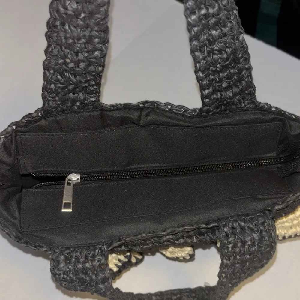 PIA ROSSINI..BLACK AND CREAM WOVEN HAND BAG WITH RUFFLES OF STRAW ON ONE SIDE Black - Image 6