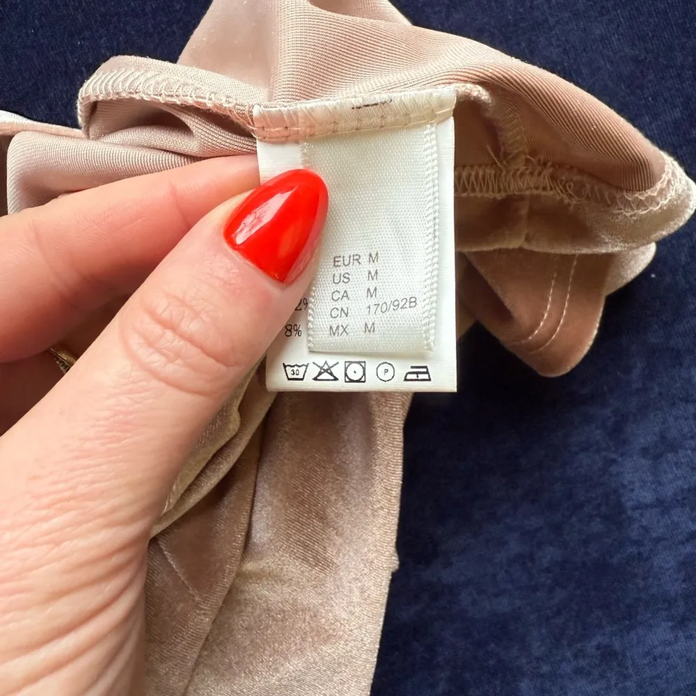 Stretch Velvet V-Neck Camisole in Dusty Rose Pink Size Medium - Worn Once! - Image 6