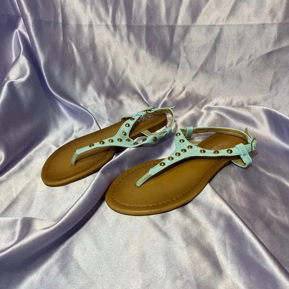 Pastel green thong gold studded flip flop sandals Women’s size 8 - Image 2