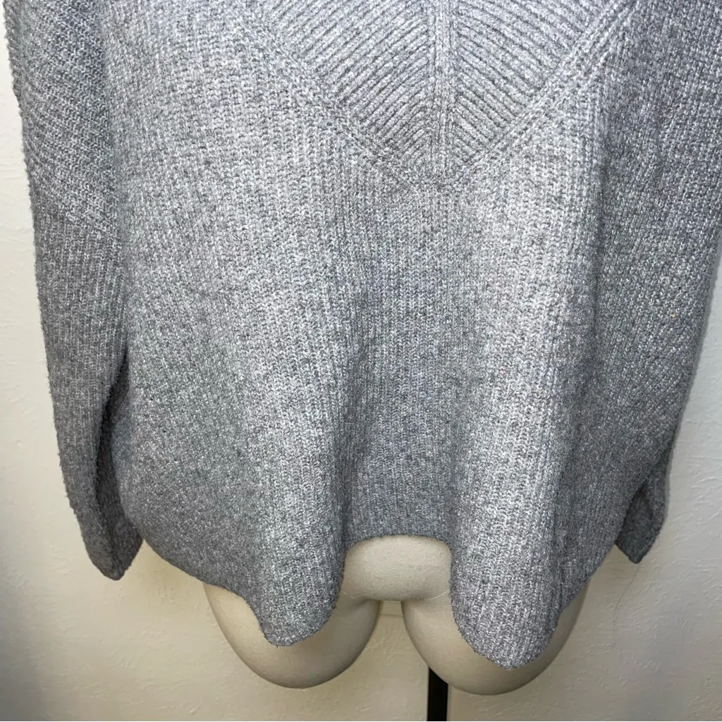 Express Gray V-Neck Sweater Women’s Small Soft Knit‎ Long Sleeve Pullover - Image 6
