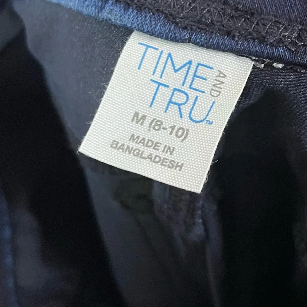 Time and Tru Fitted Stretch Dark Wash Denim Capri Pants M - Image 6