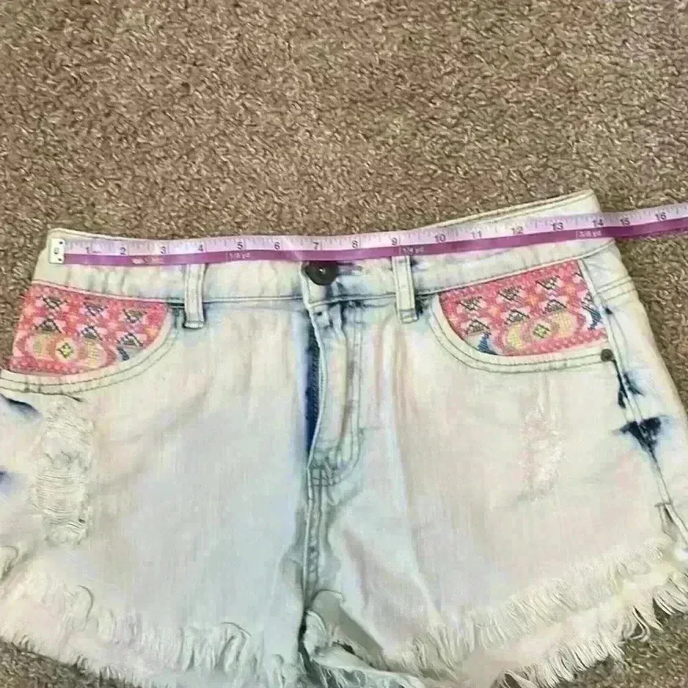 Rue 21 Acid Wash Denim Shorts Embroidered Pockets Frayed Hem‎ Size 7/8 Blue - Image 7