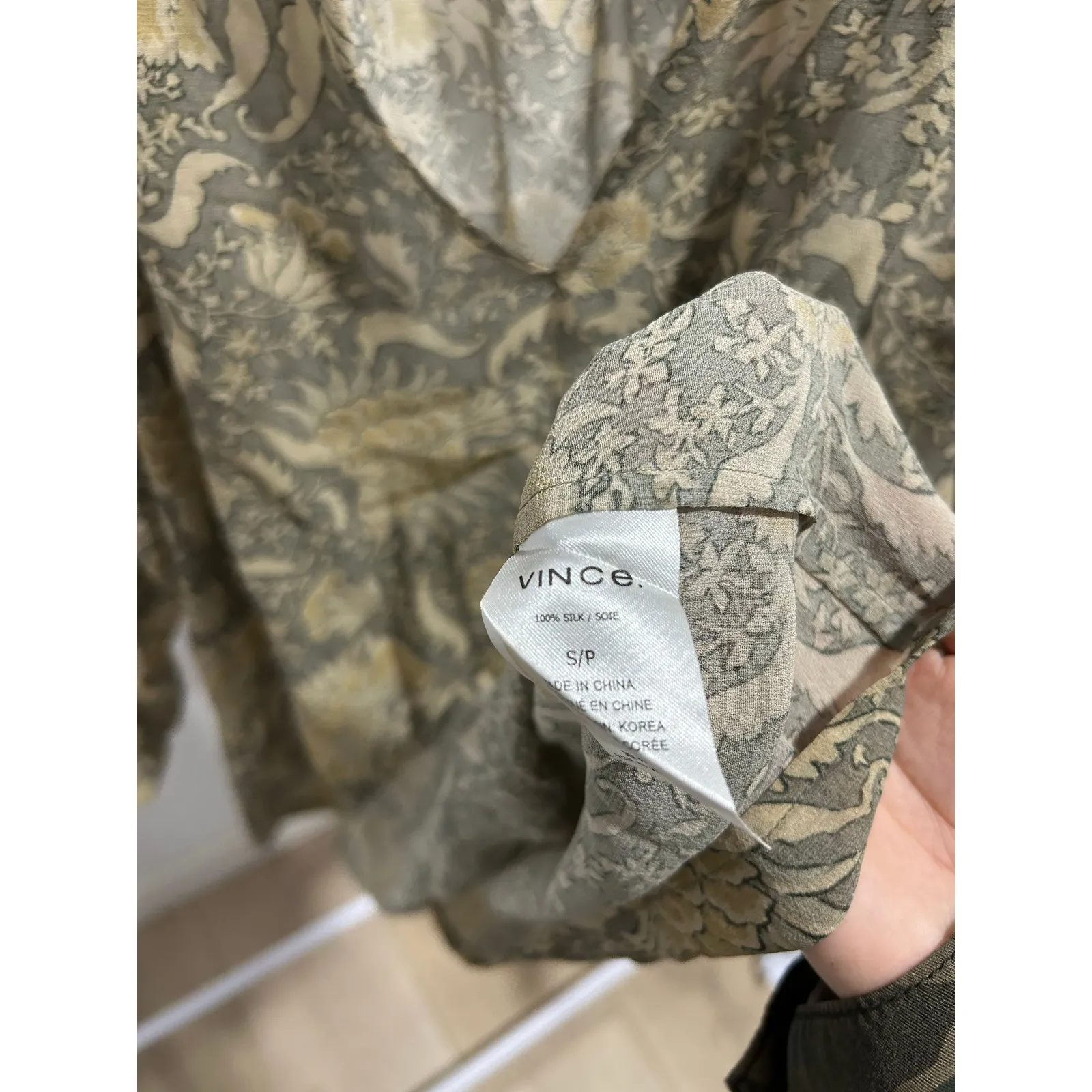 Vince. 100% Silk Elegant‎ Printed Blouse Size Small - Image 4