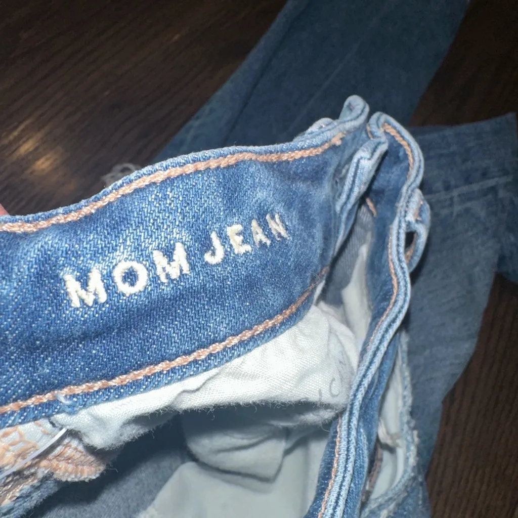 American Eagle MOM jeans distressed size 00 short - Image 5