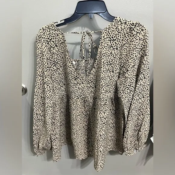 Oddi NWT‎ Ditzy Dot Print Top with Floral Embroidery in Taupe.  Size Small - Image 4