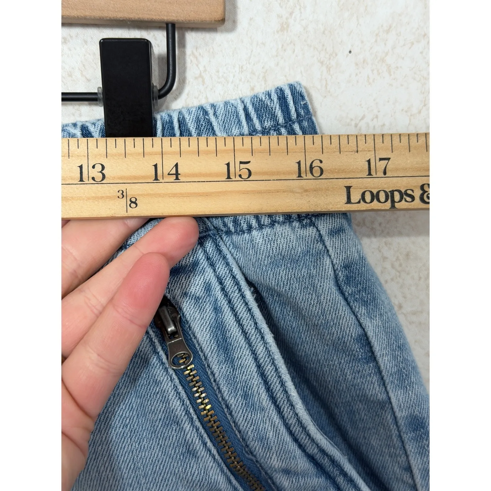 Aerie Boardwalk Light Wash Denim Elastic Waist Zipper Pocket Shorts Large Summer - Image 3