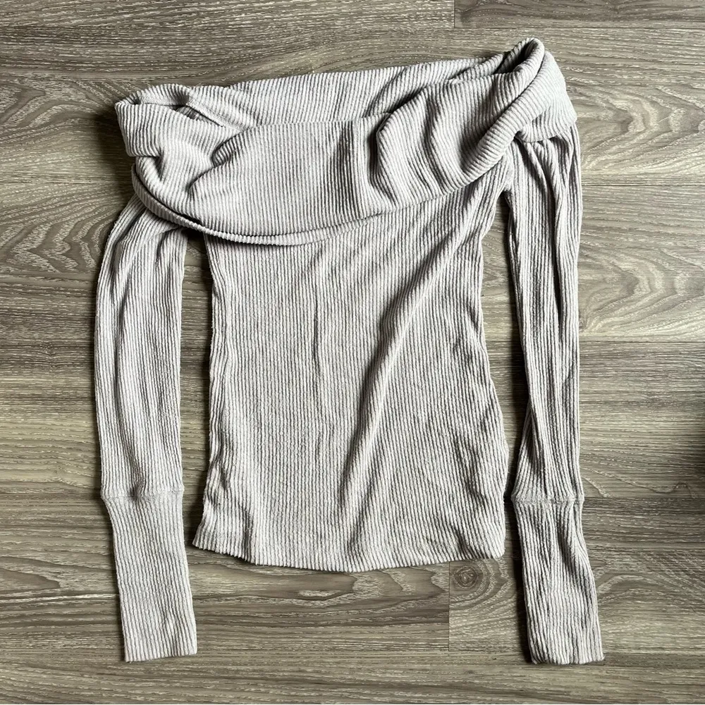 FREE PEOPLE - SNOWBUNNY OFF THE SHOULDER TOP IN GREY - Image 8